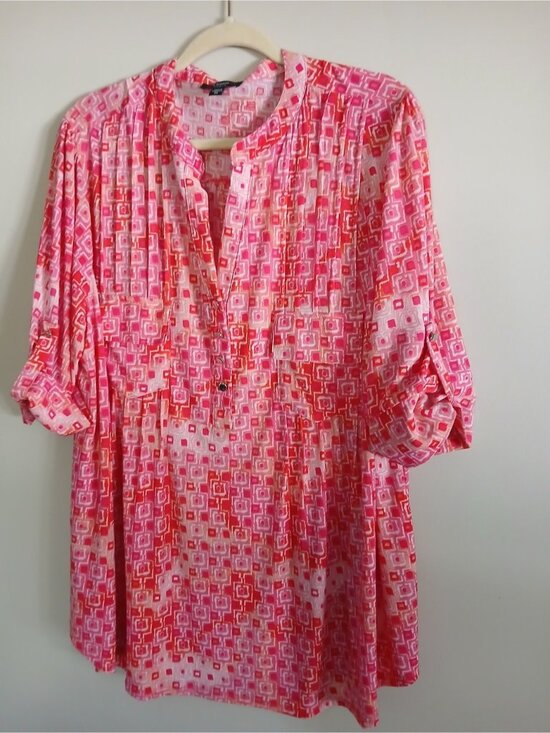 Tops - Pink and Coral Geometric Print Top